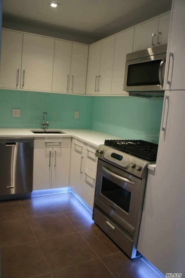 Foto del edificio - 65-50 Wetherole St