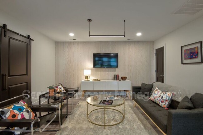 Foto del edificio - 3945 Rockfern Rd