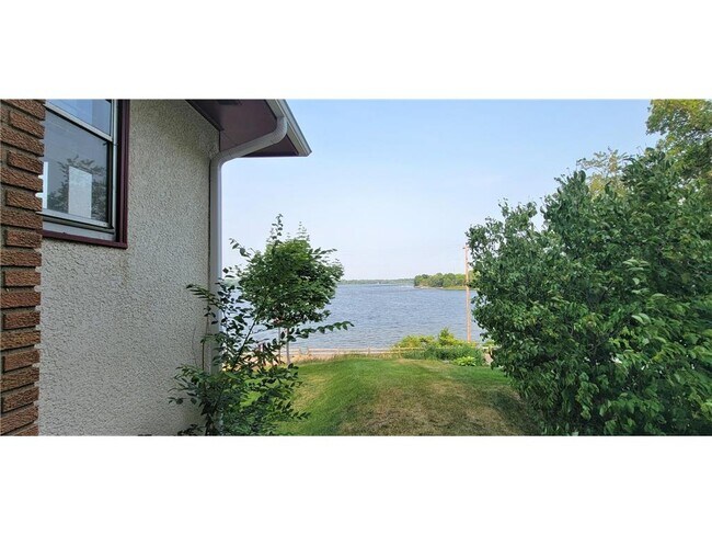 Building Photo - 2331 W Medicine Lake Dr