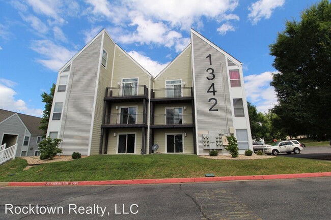 Building Photo - 4 br, 2 bath Room For Rent - 1342E Hunters...