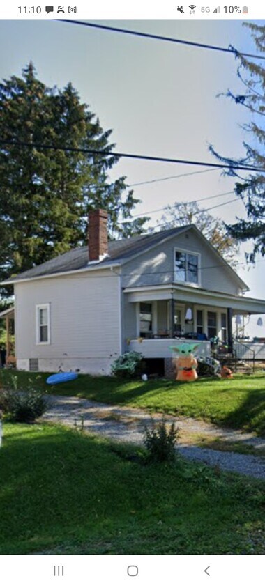 Why rent an apartment when you can have a house with a yard. Location location location. - 141 Clay Pike