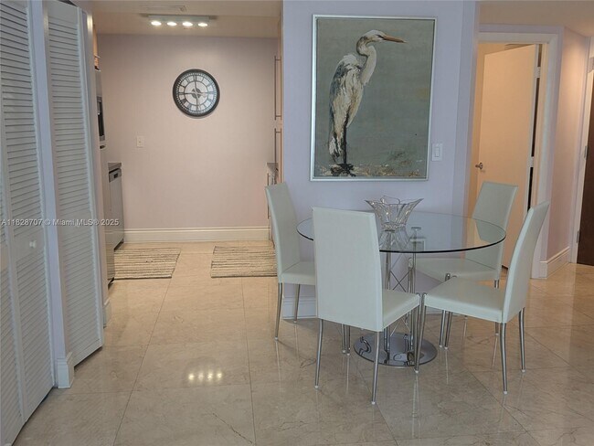 Foto del edificio - 6365 Collins Ave