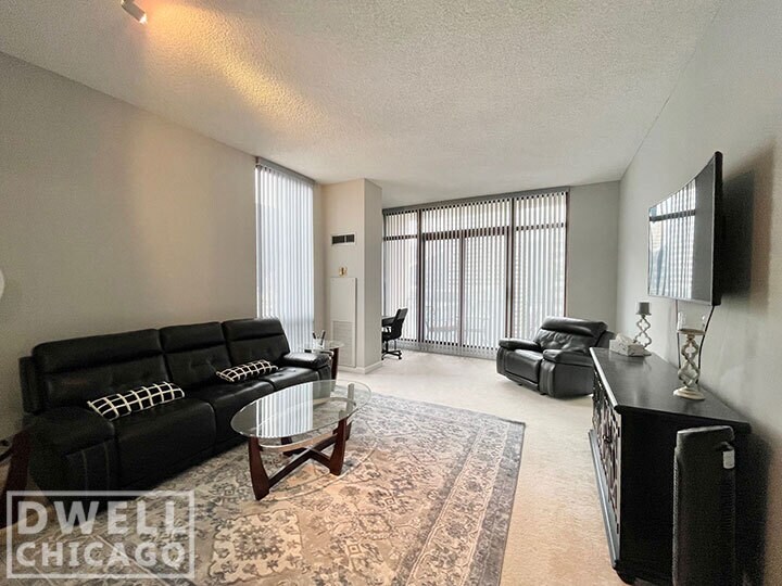 Primary Photo - 200 N Dearborn St