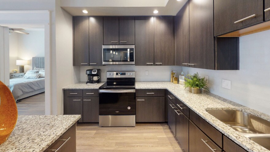 Foto principal - Comfort Meets Style — Now Leasing Spacious...