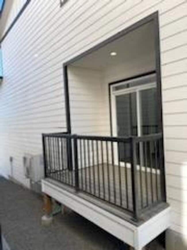 Foto del edificio - Modern design 3 bed, 2.5 bath duplex Available July 10th!