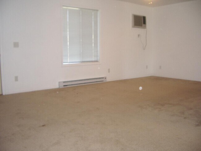 Building Photo - 2025 Vista View Dr