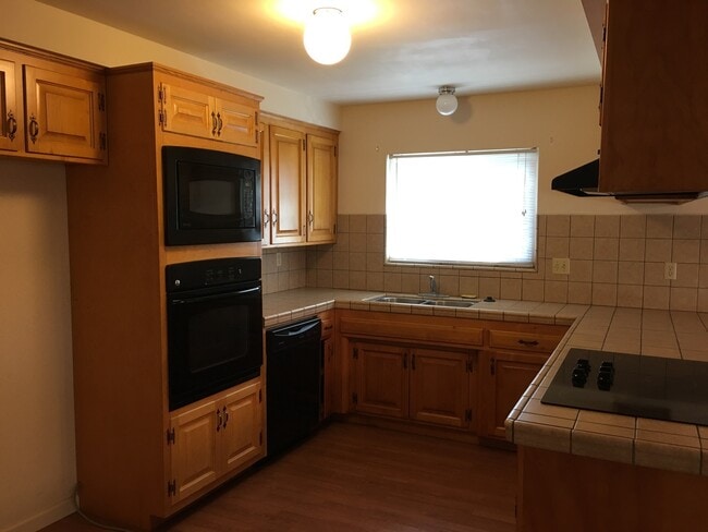 Building Photo - Beautiful Southside Home Near Schools!