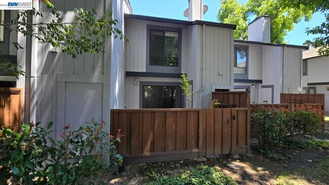 Foto del edificio - 6125 Thornton Ave