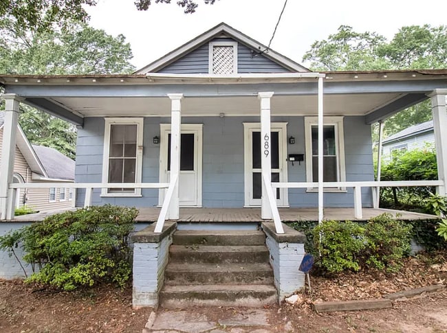 689 Vernon Ave SE