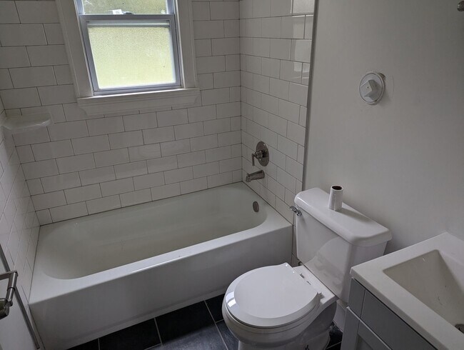 Foto del edificio - Brand New Inside and Out, Black Stainless New Appliances, Washer Dryer Included!