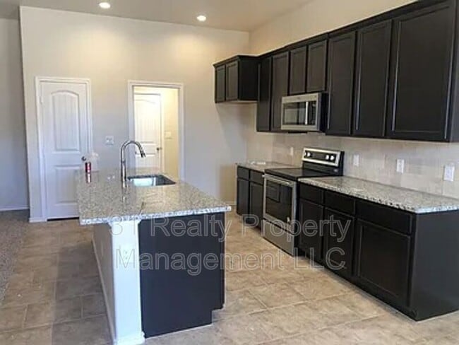 Building Photo - 912 Yancy St