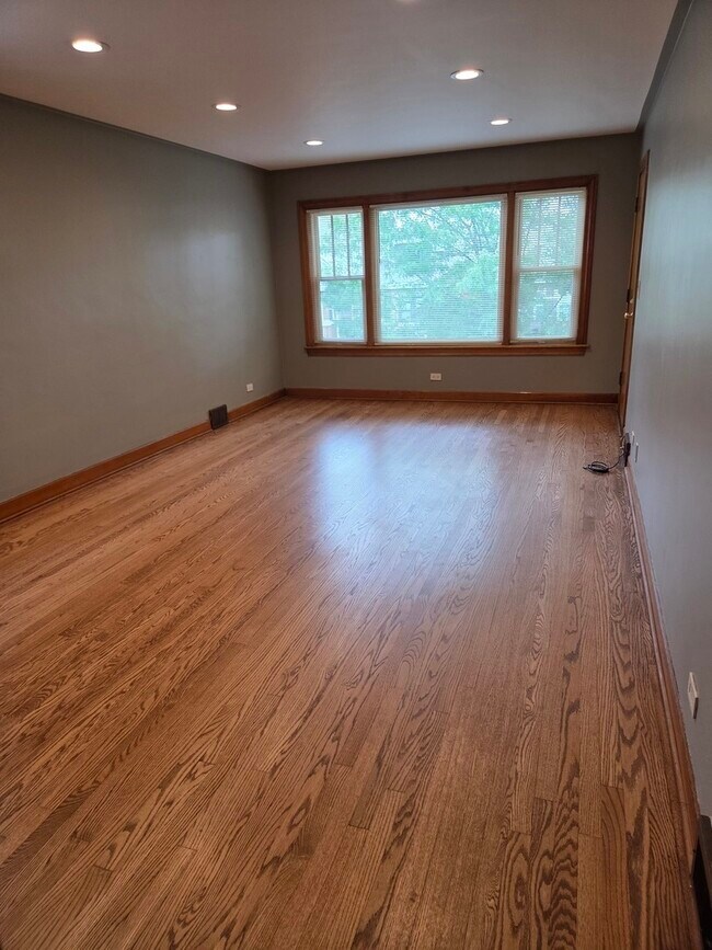 Foto del edificio - 5842 N Mulligan Ave