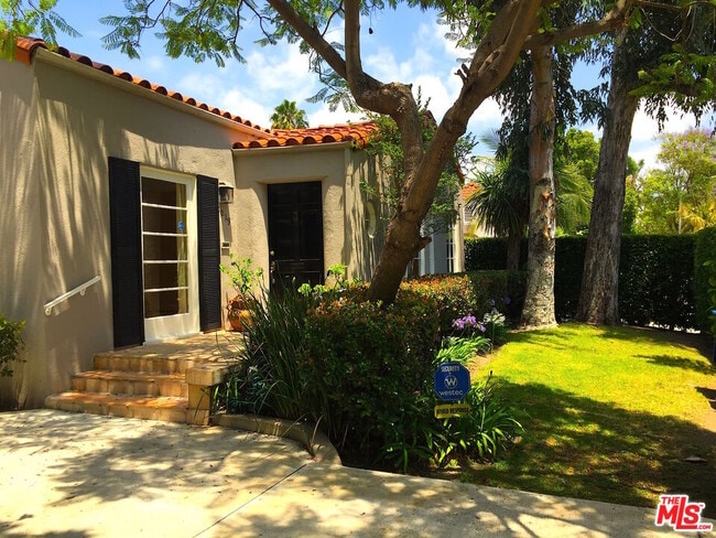 Foto del edificio - 9019 Rosewood Ave
