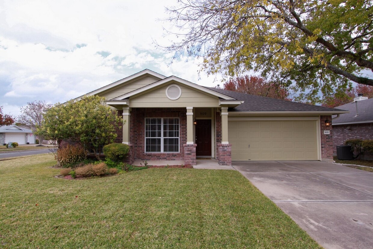 Primary Photo - Immaculate 3 Bedroom, 2 Bath Home on Corne...