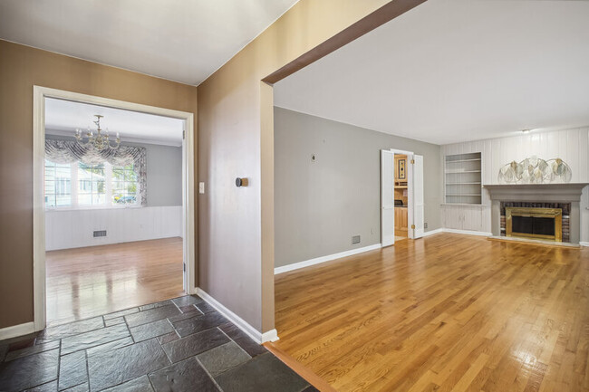 Building Photo - 1400 Avon Pl