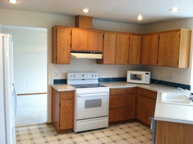 Building Photo - Love the Location in this Spacious 4-Bedro...