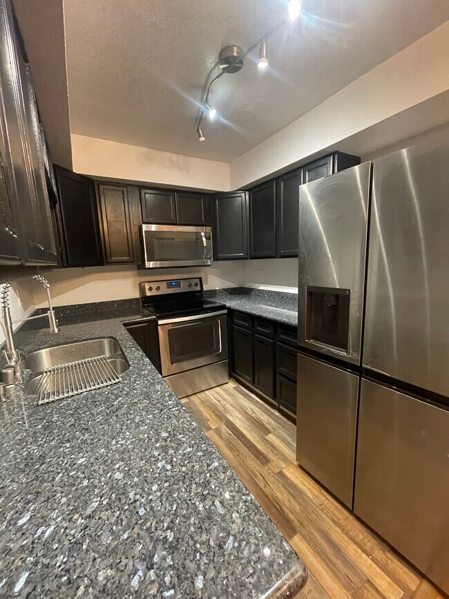 gabinetes recién pintados - 250 Del Verde Cir