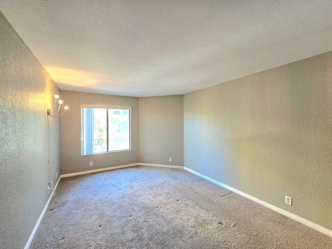 Building Photo - Charming 1 bed , 1.5 bath In the Heart of ...