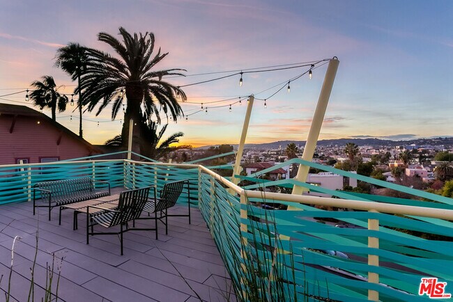 Foto del edificio - 906 Hyperion Ave
