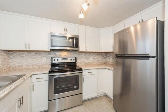 Building Photo - 2 bedroom in Kirkland WA 98034