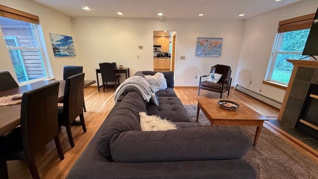 Building Photo - Beautifully maintained and updated Downtow...