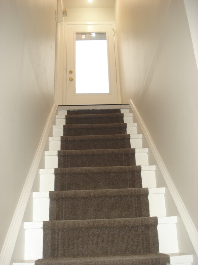 Private secure Entrance - 31 Greenwood Cres