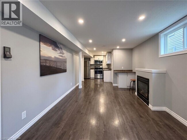 Building Photo - 304 Lemon Grass Crescent