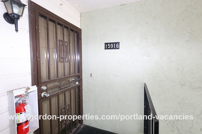 Building Photo - $1,395.00 - NE Fremont St - 2 bedroom cond...