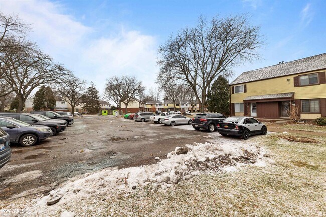 Foto del edificio - 8439 Hickory Dr