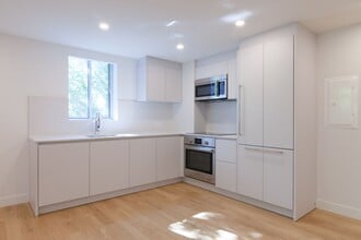 Building Photo - 4800 Maisonneuve Blvd W