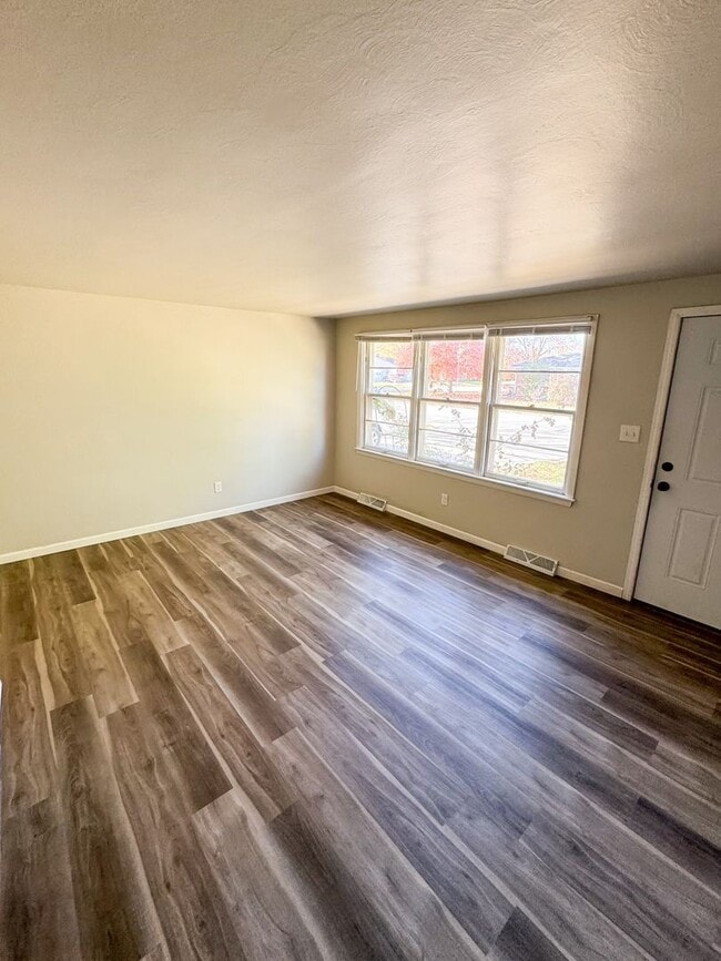 Building Photo - 3 Bed 1 Bath Ranch Duplex