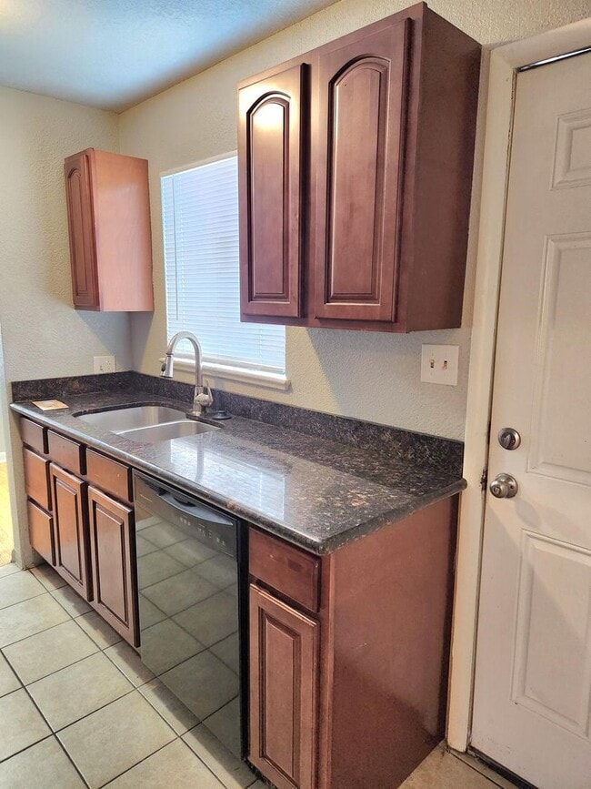Building Photo - Move In Special offered 2 bedroom with 1 bath