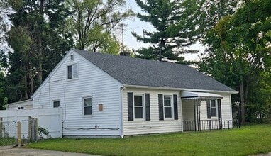 Building Photo - 12851 Saratoga St