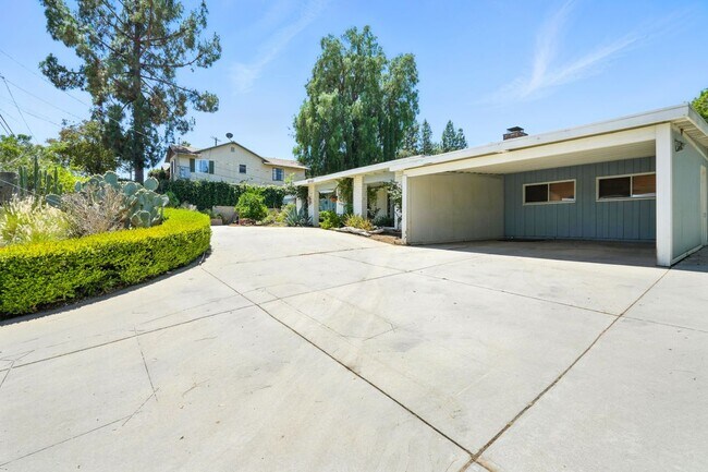 Foto del edificio - 8461 Valley Circle Blvd