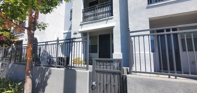 Building Photo - 2 Bedroom, 2.5 Bath Tri-level townhouse in Signal Hill