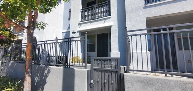 Foto del edificio - 2 Bedroom, 2.5 Bath Tri-level townhouse in Signal Hill