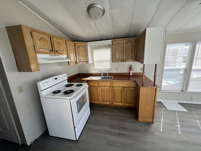 Building Photo - 1124 Chicago Bulls St