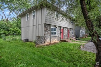Building Photo - 220 N Oak Dr