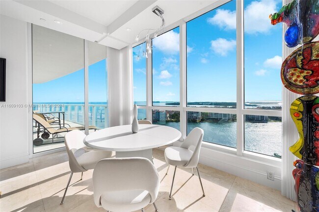 Foto del edificio - 100 South Pointe Dr