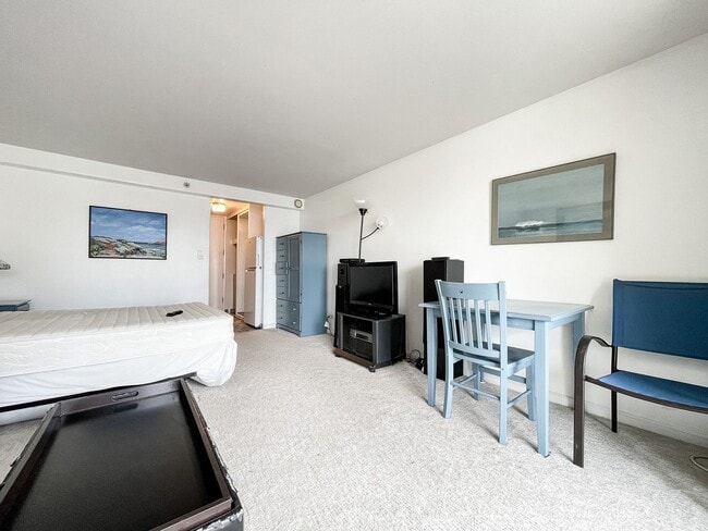 Building Photo - Fully Furnished Studio! Waikiki!