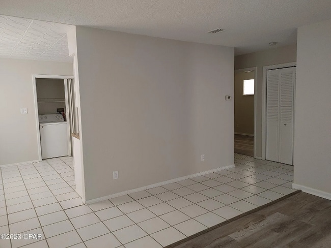 Foto del edificio - 6221 Pinetree Ave
