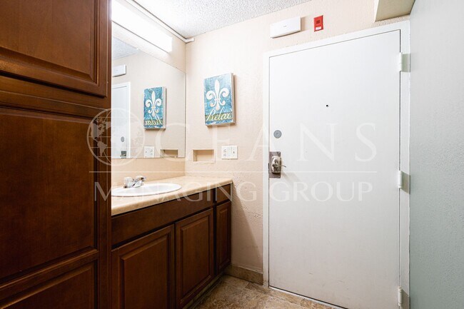 Building Photo - Furnished Studio in Daytona Beach Shores