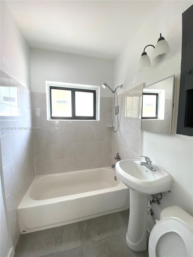 Foto del edificio - 165 NE 56th St