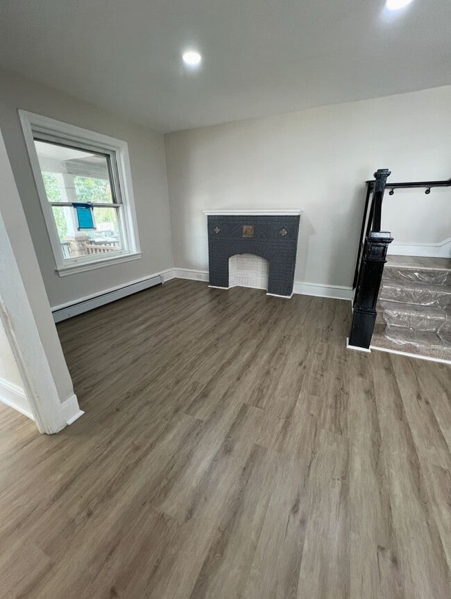 Building Photo - A Rare 5 Bedroom Renovated House Available...