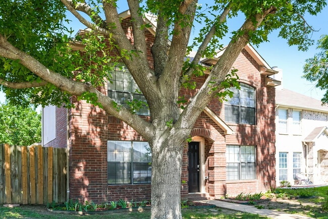 Building Photo - 1711 Bluffview Dr