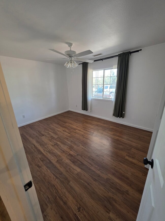 Foto del edificio - 7365 N Buck Ridge Rd