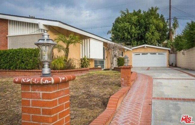 Foto del edificio - 12938 Biola Ave