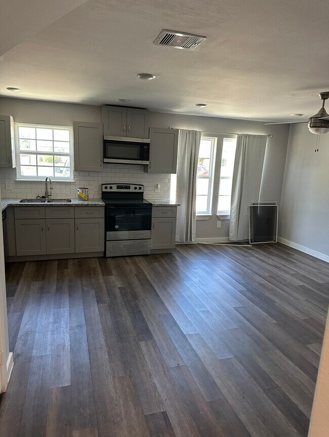 Building Photo - 8206 Furray Rd