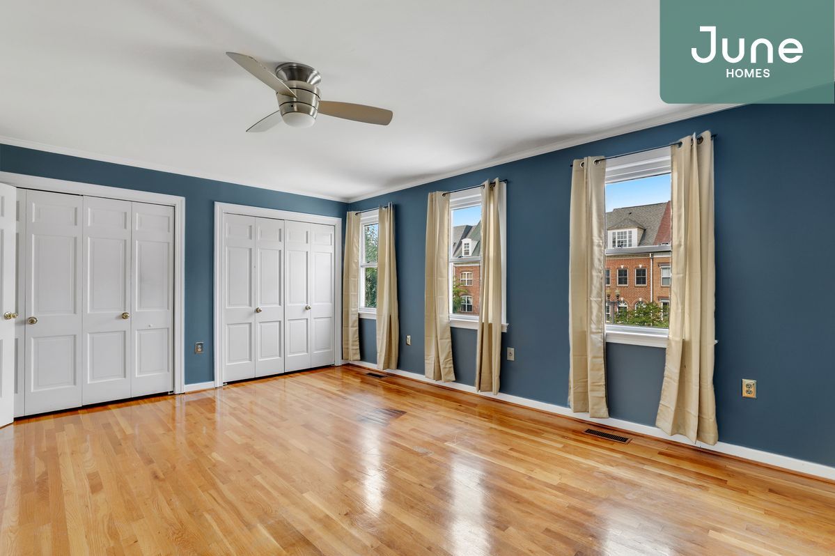 Primary Photo - Queen room in 7-bed/4.0-bath Home