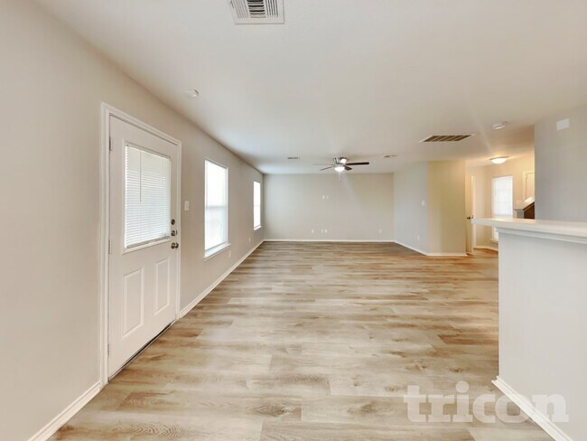 Foto del edificio - 2910 Candleside Dr